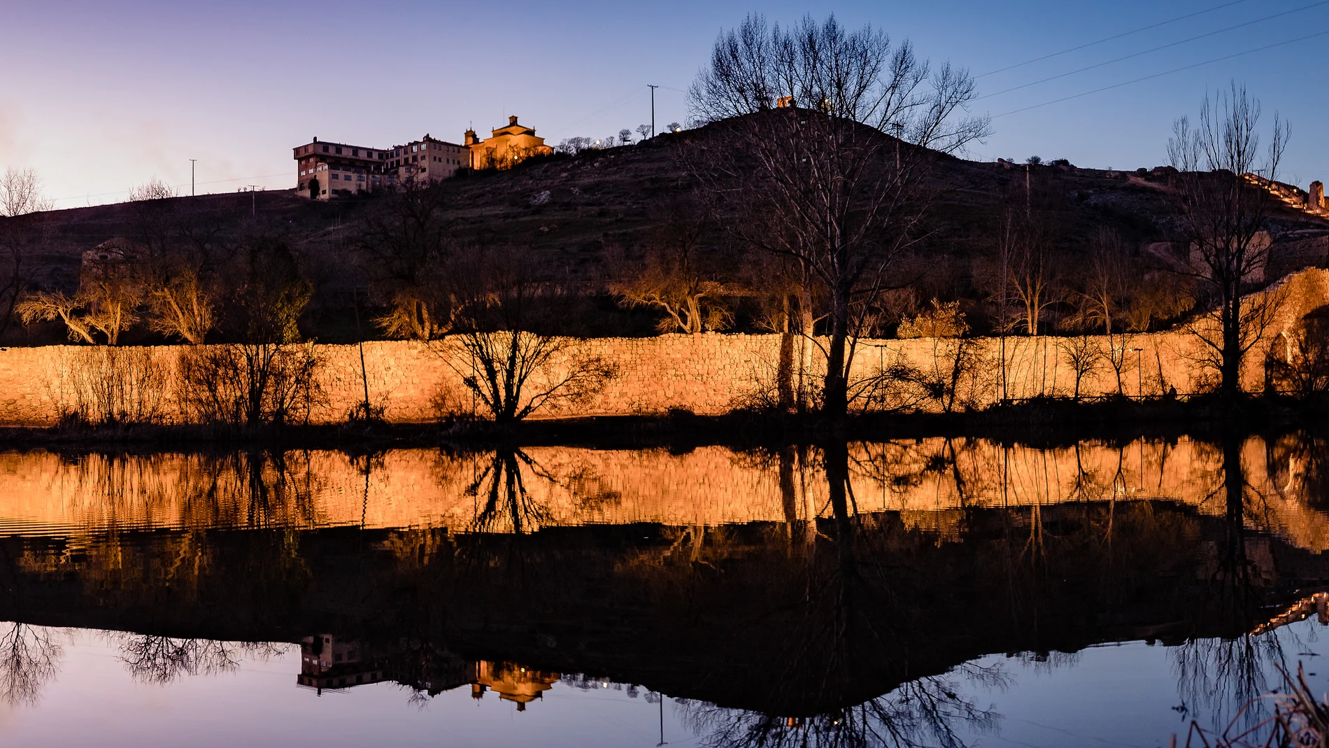 Nueva iluminación de la muralla de Soria a orillas del Duero
