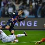 Gavi remató con la zurda para lograr el primer gol del Barcelona al Real Madrid