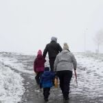 Una familia llega a la parroquia de O Cebreiro para disfrutar de la nieve, a 15 de enero de 2023, en Pedrafita do Cebreiro, Lugo, Galicia, (España). 15/01/2023