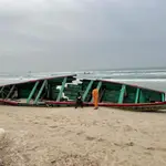 Una patera venida de Gambia, naufragada en la costa senegalesa.