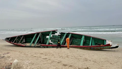 Una patera venida de Gambia, naufragada en la costa senegalesa.