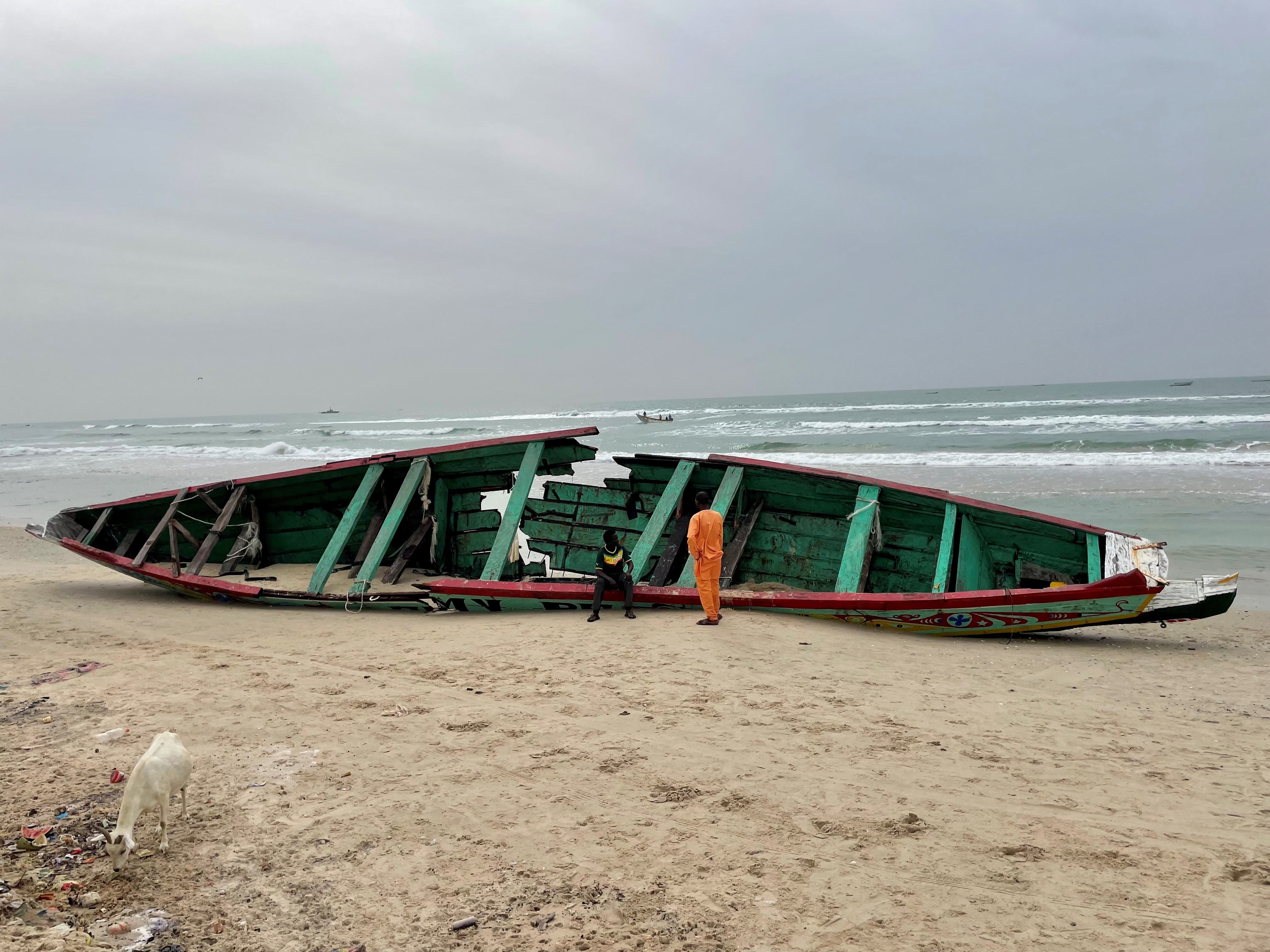 Una patera venida de Gambia, naufragada en la costa senegalesa.