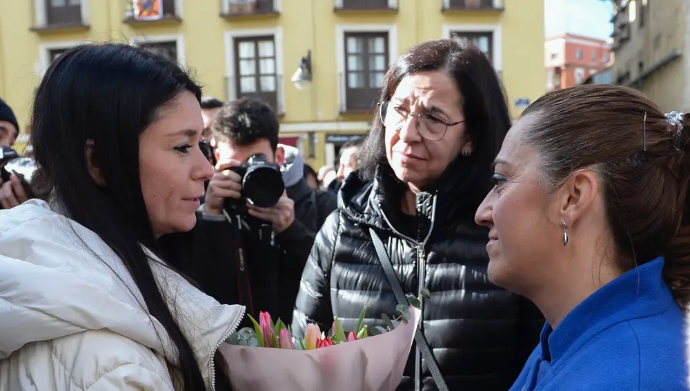 VALLADOLID, 15/01/2023.- Inés López, hermana de Esther López, conversa con la delegada del Gobierno en Castilla y León, Virginia Barcones (d), durante la concentración