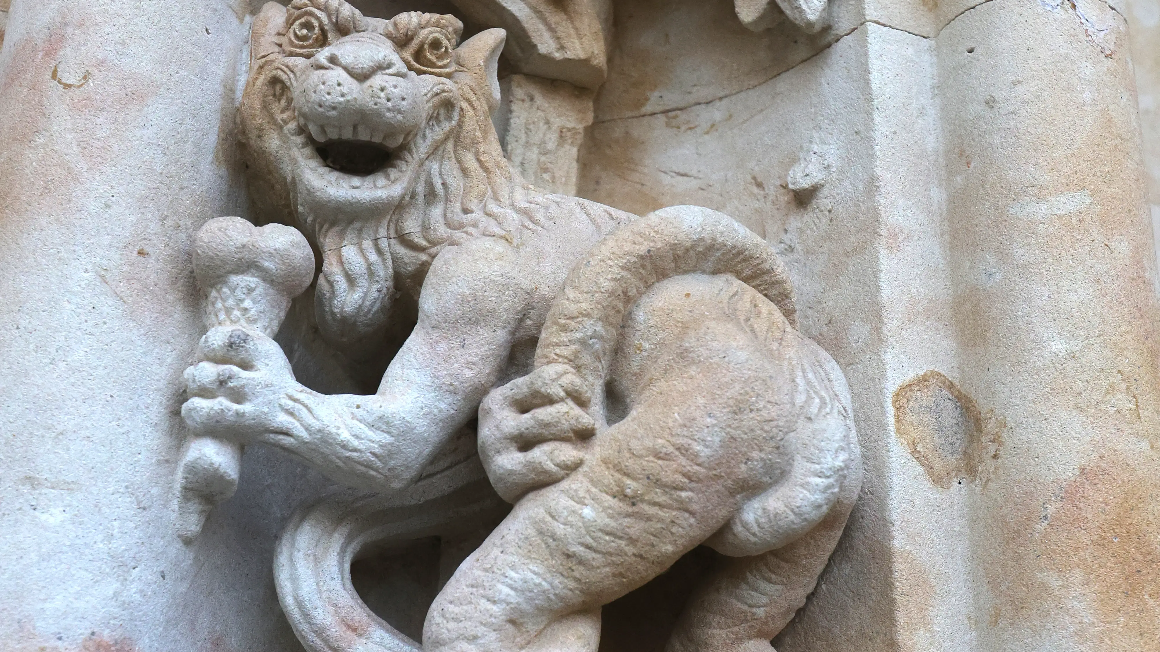 El diablo que come un helado en la catedral de Salamanca, una de las figuras icónicas que buscan los turistas, lleva medio año con una pata quebrada y todavía tendrá que esperar unos meses hasta que lo reparen junto a la liebre, al crustáceo y otros elementos curiosos que lo acompañan