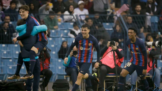 Gavi, Pedri y Balde celebran uno de los goles del Barça en la final de la Supercopa