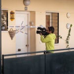 Vivienda precintada donde la Policía Nacional ha hallado el cuerpo sin vida de una mujer de 60 años, presuntamente asesinada por su hijo de 39 años