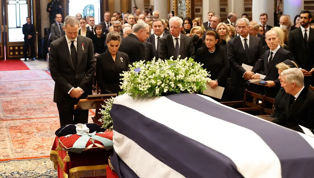 Los Reyes Felipe VI y Letizia muestran sus respetos a Constantino de Grecia