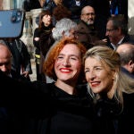 La ministra de Trabajo, Yolanda Díaz, posa para una foto junto a la secretaria general de la Unión de Actores y Actrices, Silvia de Pé