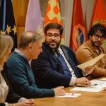 El alcalde de Ávila, Jesús Manuel Sánchez Cabrera, y el director de la Fundación, Pedro Pablo Crespo, durante la firma del convenio
