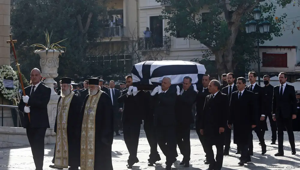 Los restos mortales de Constantino de Grecia acceden a la Catedral Metropolitana de Atenas
