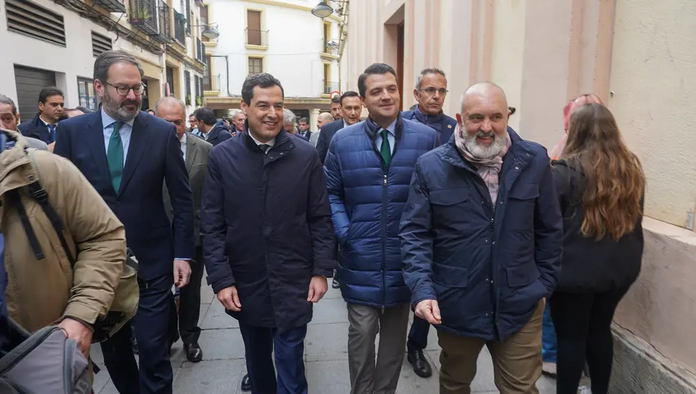 El presidente de la Junta de Andalucía, Juanma Moreno, dando un paseo por el centro de Córdoba después de la firma del convenio para la Base Logística del Ejército de Tierra 'General Javier Varela'