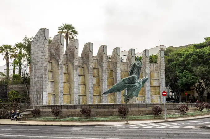 El consejero de Presidencia de Canarias pide actuar contra el monumento del escultor del Valle de los Caídos, protegido por el TSJ