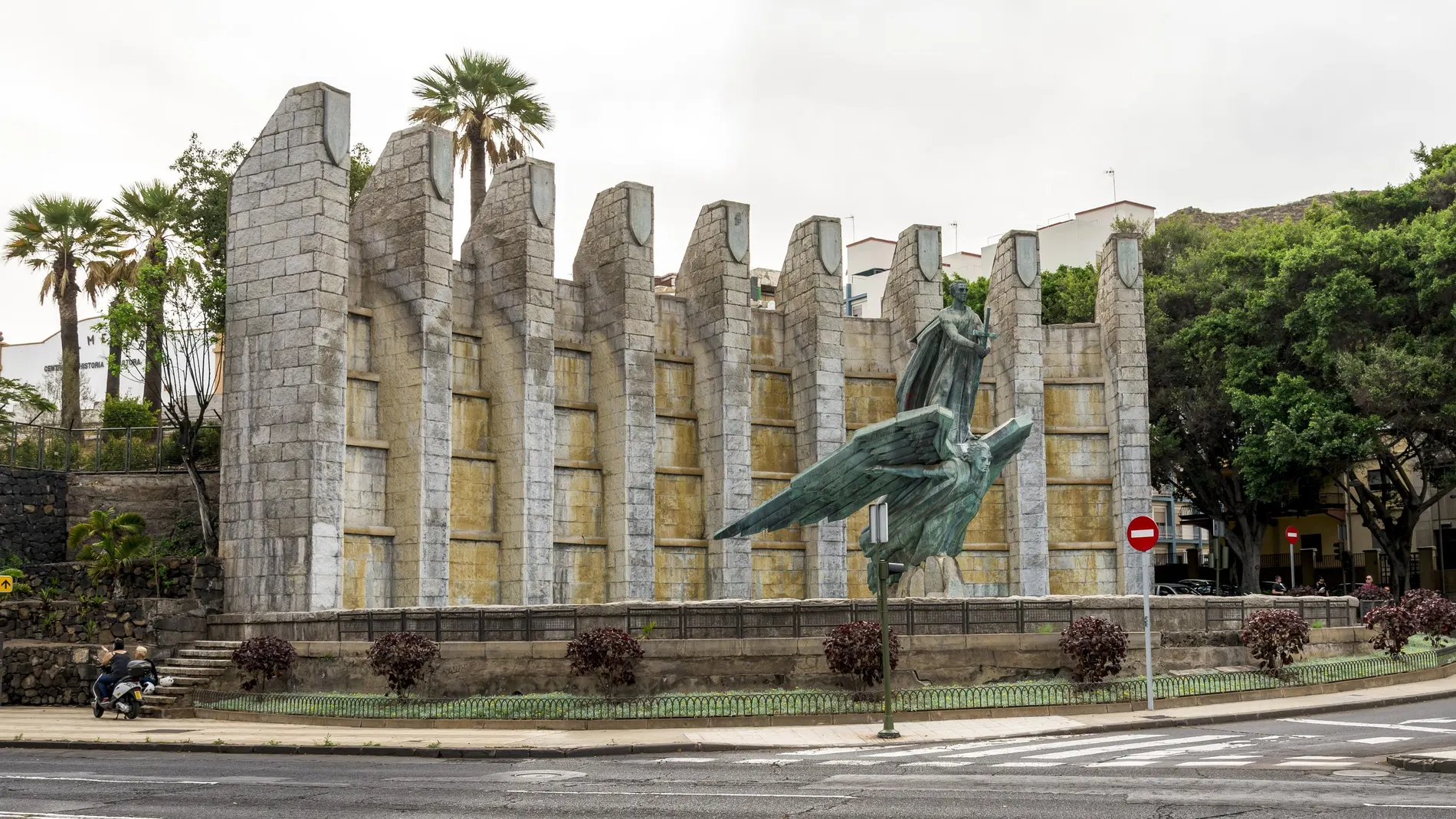 El monumento obra de Juan de Ávalos, escultor del Valle de los Caídos, en Santa Cruz de Tenerife