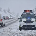 Un coche de policía aparcado en una carretera nevada, a 16 de enero de 2023, en Huesca, Aragón (España) | Fuente: Verónica Lacasa / Europa Press