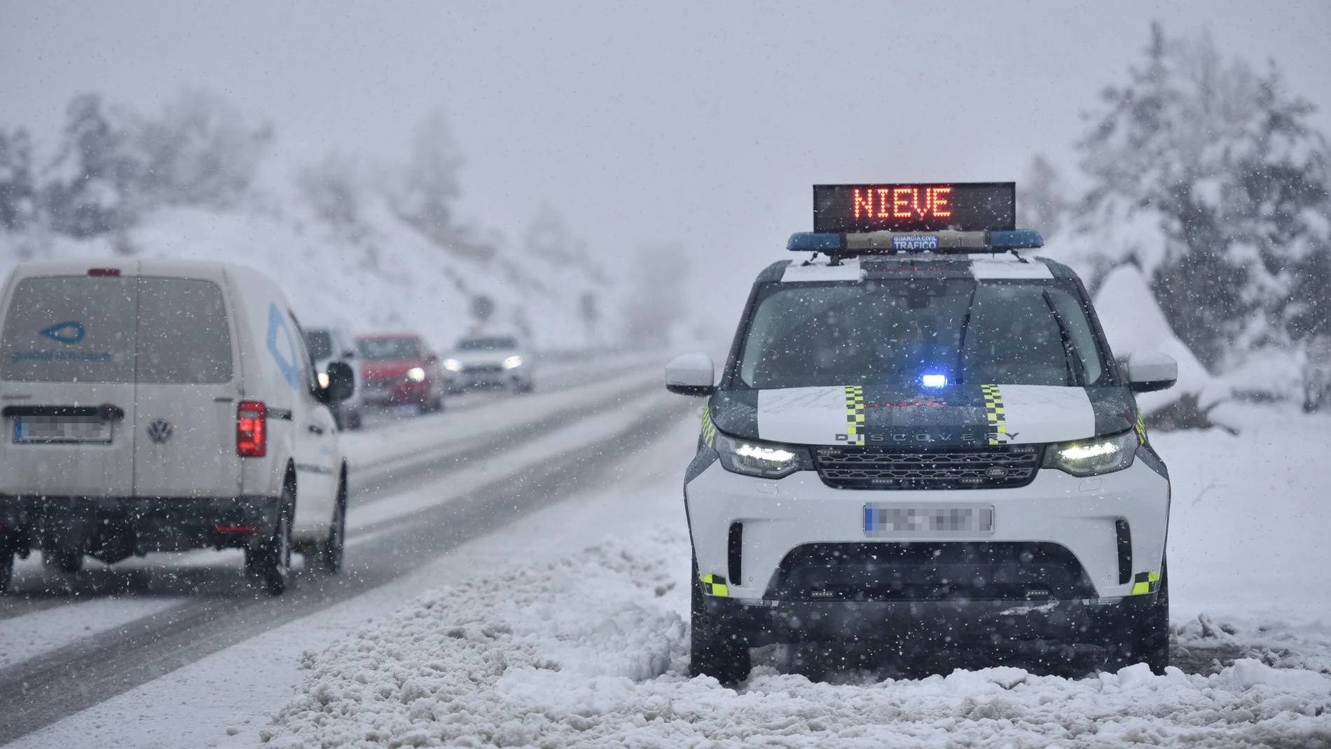 Un coche de policía aparcado en una carretera nevada, a 16 de enero de 2023, en Huesca, Aragón (España) | Fuente: Verónica Lacasa / Europa Press