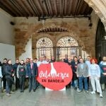 El presidente de la Diputación de Salamanca, Javier Iglesias, junto a representantes del club "Salamanca en Bandeja"
