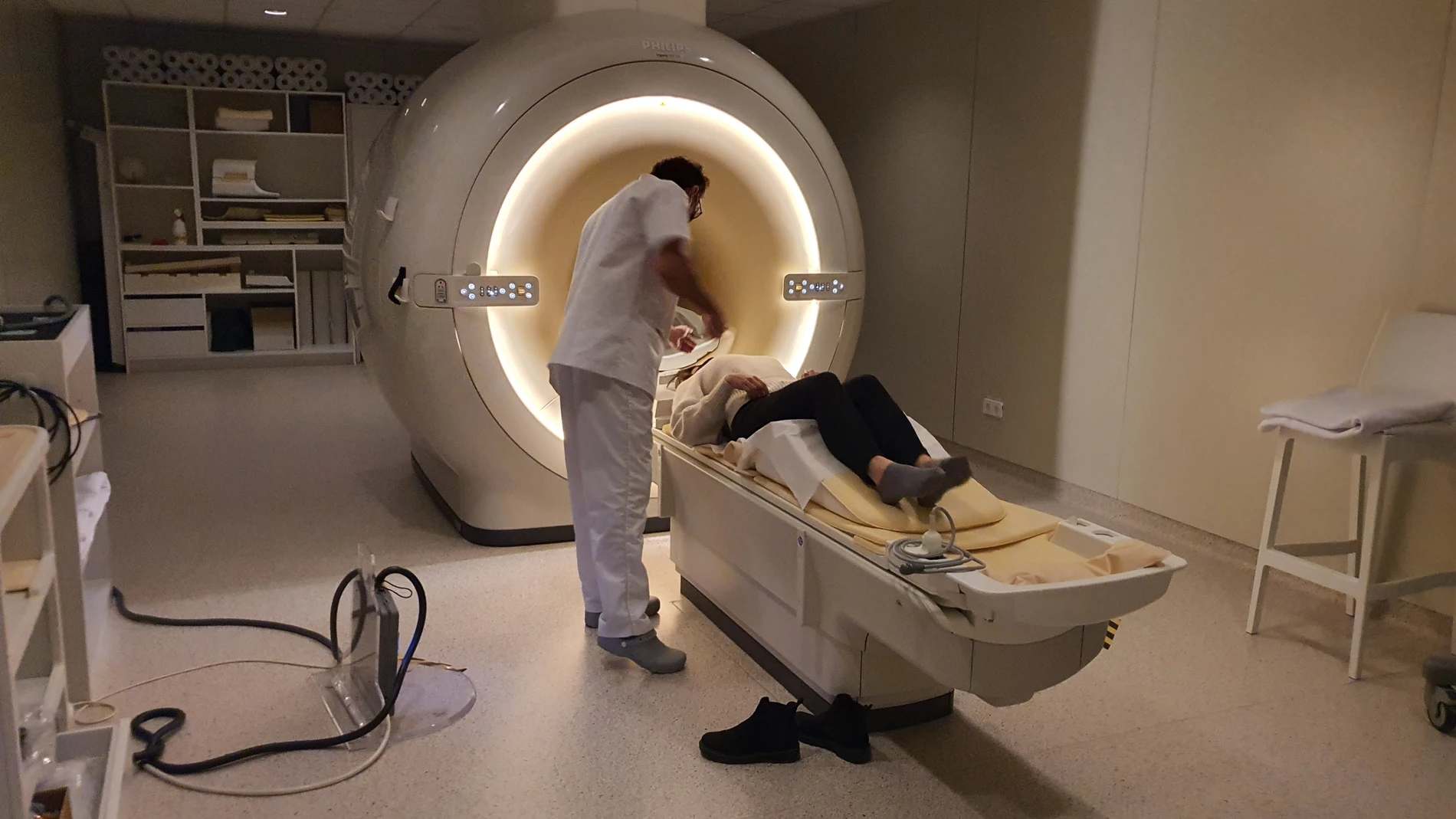 Un paciente se somete a una resonancia magnética funcional, a la vez que se le expone a diferentes luces monocromáticas