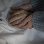 Un paciente recibe cuidados paliativos en la Fundación Vianorte-Laguna