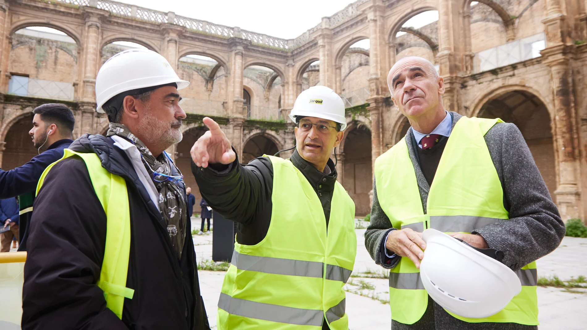 El alcalde de Sevilla, Antonio Muñoz, (d) recibe una explicación del arquitecto al inicio de obras de restauración del Monasterio de San Jerónimo en Sevilla
