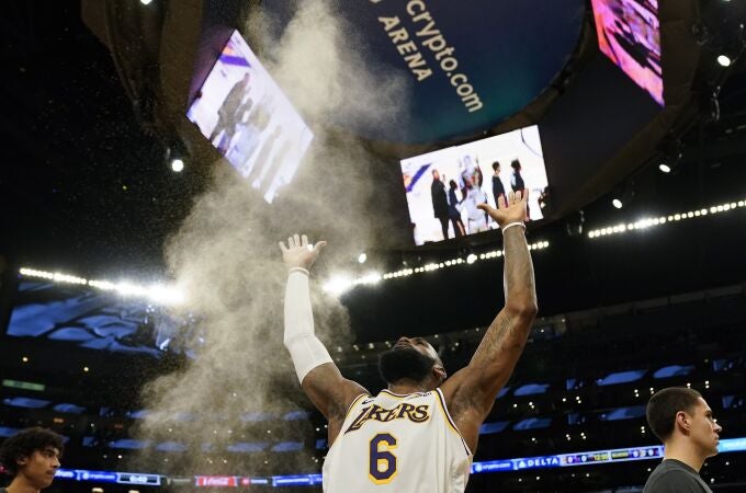 LeBron James, segundos antes de comenzar el partido de los Lakers ante los Sixers