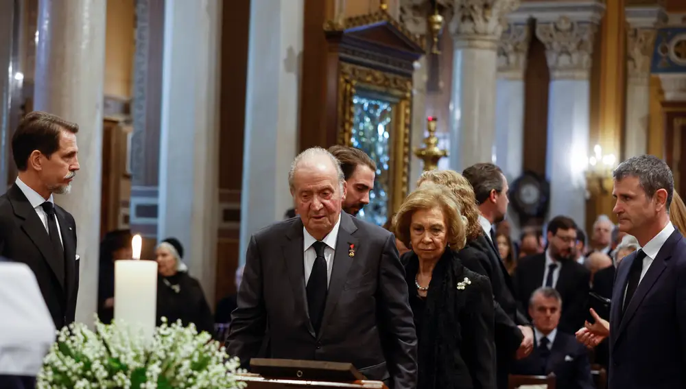 Los Reyes Juan Carlos I y Sofía en la Catedral Metropolitana de Atenas, en el funeral de Constantino de Grecia