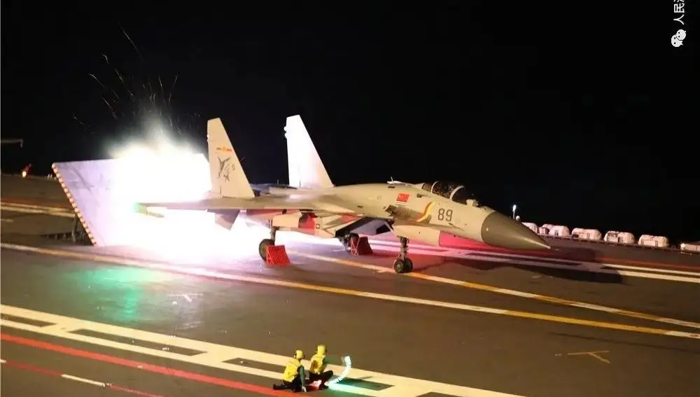 Un caza chino en la pista de aterrizaje del portaaviones Shandong