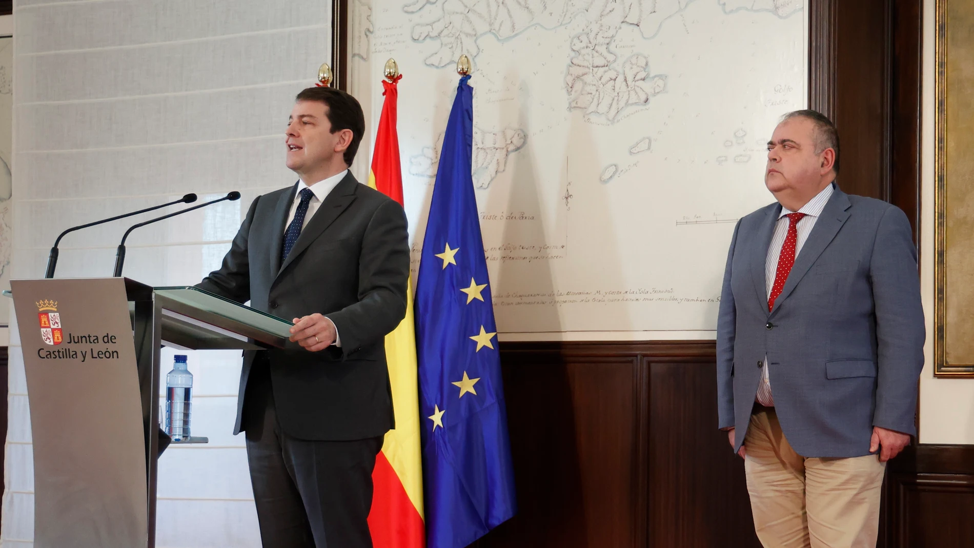 El presidente de la Junta de Castilla y León, Alfonso Fernández Mañueco (i), comparece junto con el consejero de Sanidad, Alejandro Vázquez (d), en la declaración institucional de este lunes