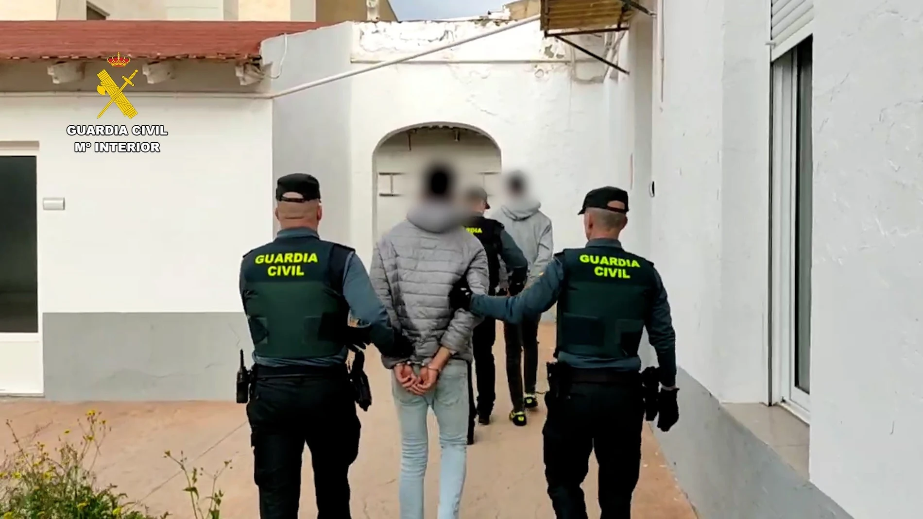 Imagen de archivo de dos agentes de la Guardia Civil deteniendo a un hombre