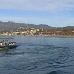 Imagen de uno de los días de búsqueda de restos de la mujer asesinada y arrojada al mar sin cabeza ni manos en Marbella. GC
