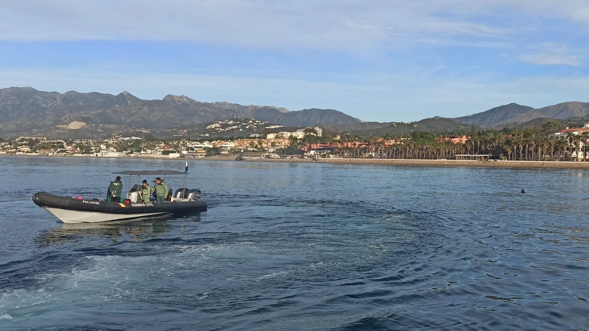 Imagen de uno de los días de búsqueda de restos de la mujer asesinada y arrojada al mar sin cabeza ni manos en Marbella. GC