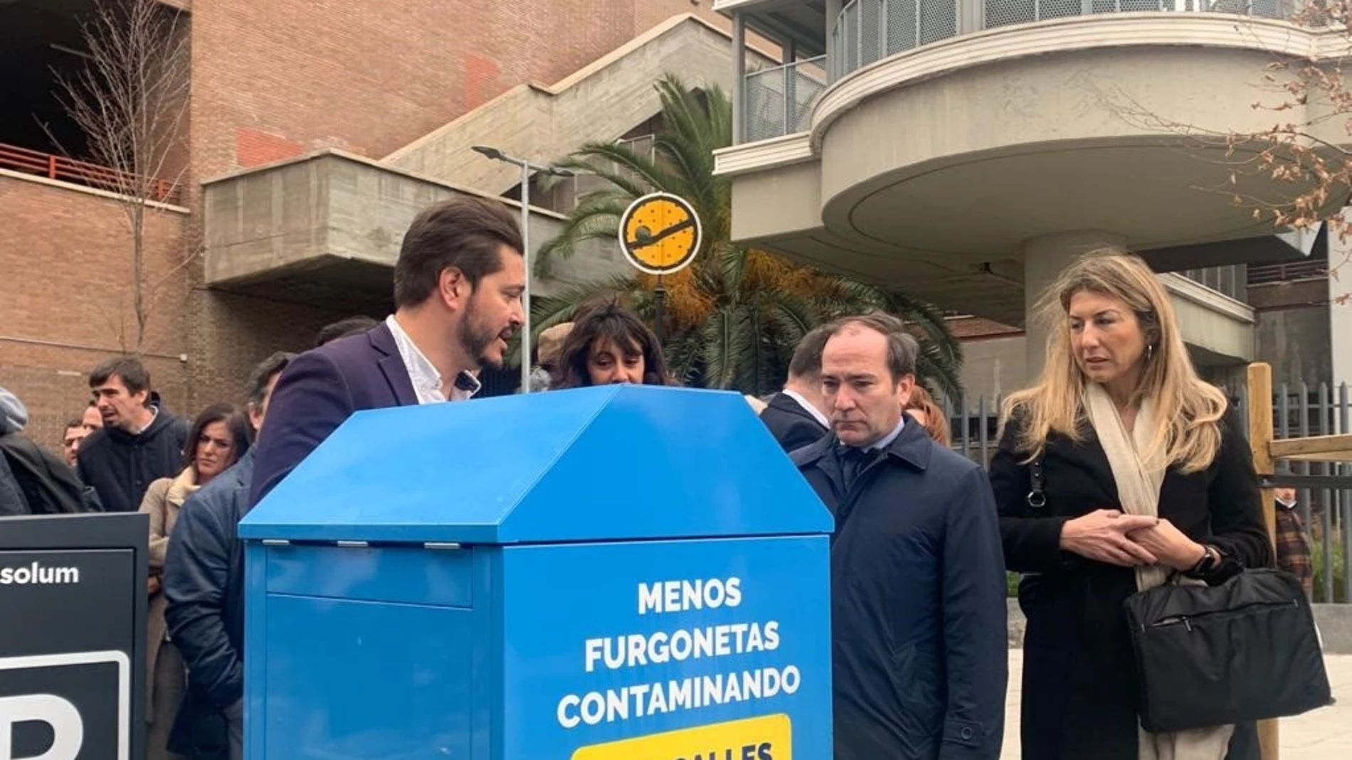 El delegado de Medio Ambiente y Movilidad, Borja Carabante, visitando un punto de recarga de bicicletas y patinetes eléctricosEUROPA PRESS16/01/2023