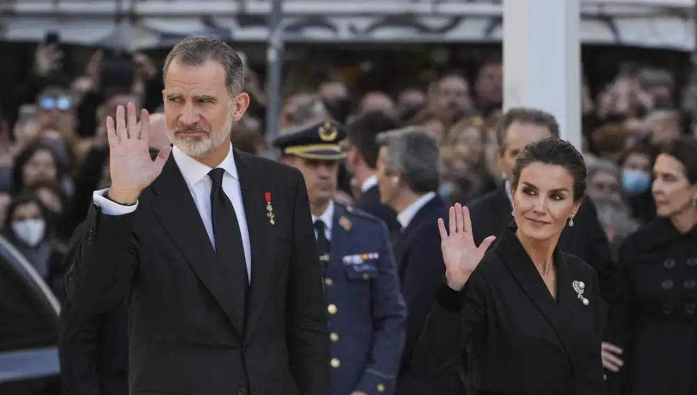 El Rey Felipe y la Reina Letizia a su llegada al funeral