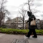 Una persona mayor pasea por Madrid en plena ola de frío