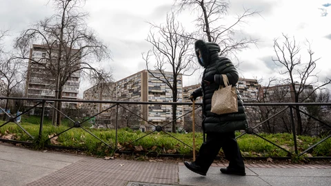 Una persona mayor pasea por Madrid en plena ola de frío