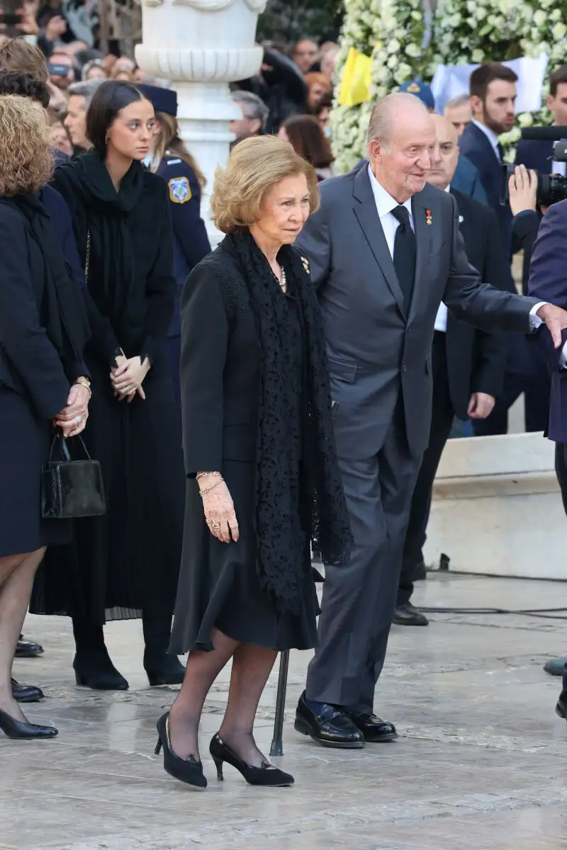 La reina Sofía, el rey Juan Carlos I, la infanta Elena y Victoria Federica llegando al funeral por el rey Constantino de Grecia.