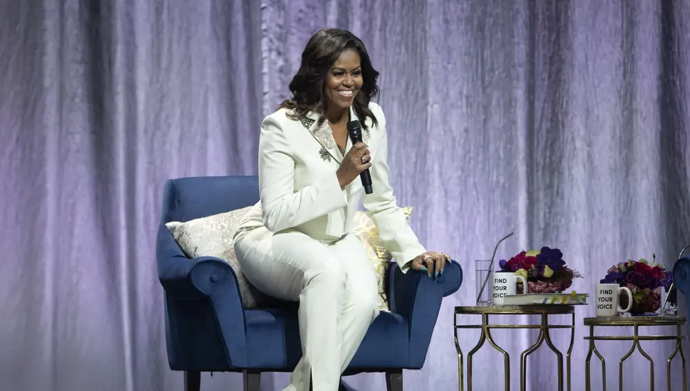 Michelle Obama con traje sastre blanco