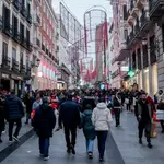 Cientos de personas en la calle comercial de Preciados, en el centro de Madrid