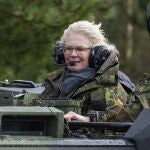 La ministra de Defensa de Alemania, Christine Lambrecht, subida en un tanque
