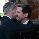 El Rey Felipe VI abraza a su primo Pablo de Grecia en el funeral del Rey Constantino