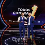 Los presentadores Rodrigo Vázquez (d) y Raúl Gómez (i)