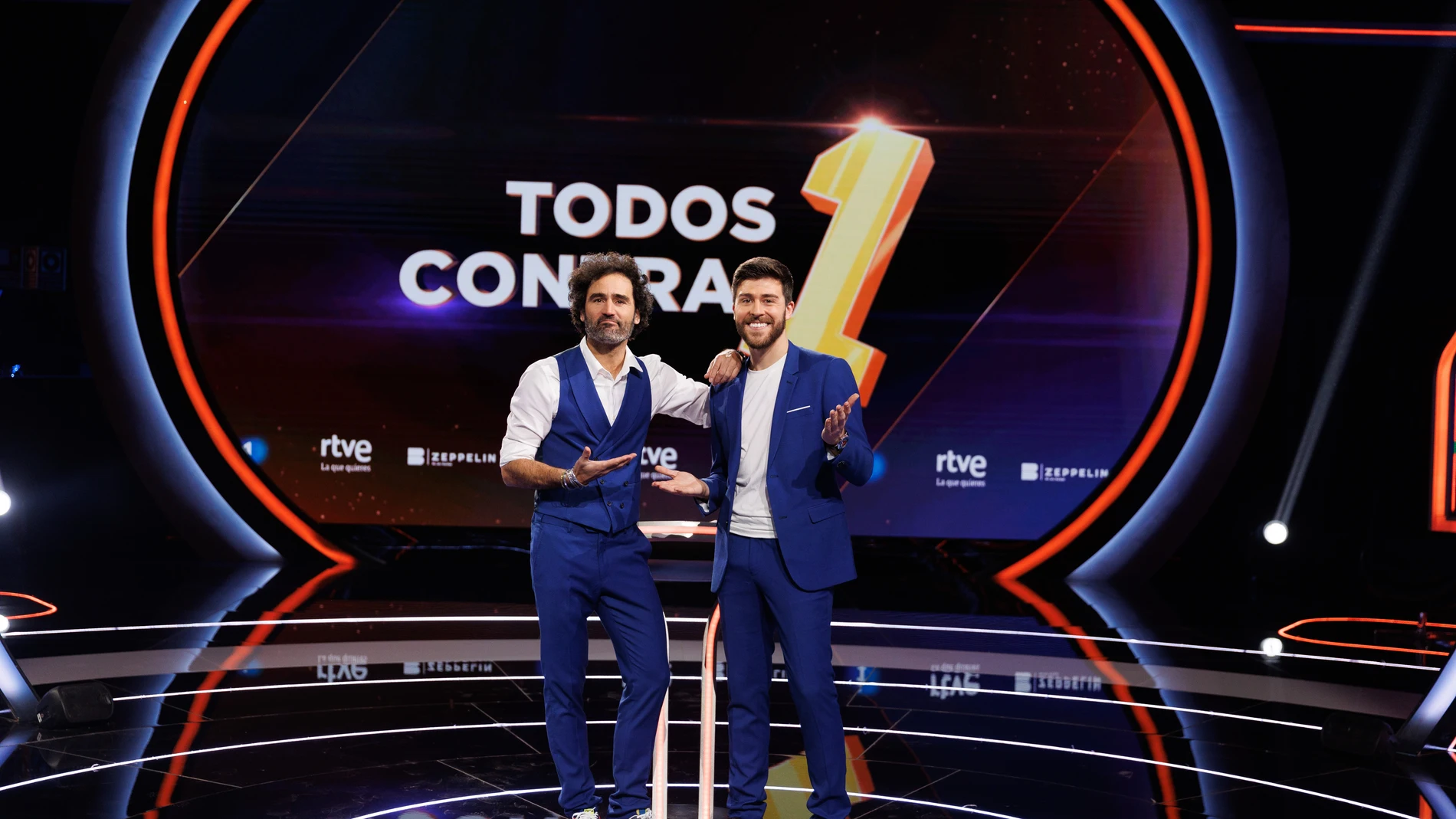 Los presentadores Rodrigo Vázquez (d) y Raúl Gómez (i)