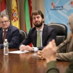 El vicepresidente de la Junta de Castilla y León, Juan García-Gallardo, comparece en rueda de prensa junto con el consejero de Agricultura, Ganadería y Desarrollo Rural, Gerardo Dueñas, para presentar un informe con el conjunto de medidas y ayudas adoptadas tras los incendios de este verano en Castilla y León