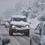 Varios coches circulan por una carretera nevada, a 16 de enero de 2023, en Huesca, Aragón (España).