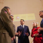 El presidente de la Junta de Andalucía, Juanma Moreno (c) en la foto de familia junto a el consejería de la Presidencia, Interior, Diálogo Social y Simplificación Administrativa, Antonio Sanz (d) y el alcalde de Córdoba, José María Bellido(i)después de la firma del convenio para la Base Logística del Ejército de Tierra 'General Javier Varela' a 16 de enero del 2023 en Córdoba (Andalucía, España). El presidente de la Junta de Andalucía, Juanma Moreno, ha apelado este lunes a las "cooperación y colaboración" con el Gobierno central ante cualquier asunto de interés general.Moreno se ha pronunciado así durante su intervención en el acto de firma del convenio para la Base Logística del Ejército de Tierra 'General Javier Varela' en Córdoba por parte del Ministerio de Defensa, el Ayuntamiento de Córdoba y la Consejería de la Presidencia, Interior, Diálogo Social y Simplificación Administrativa de la Junta de Andalucía