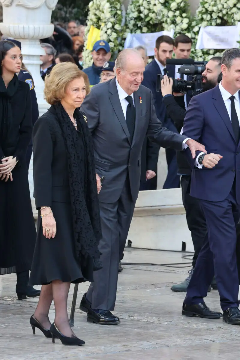 Le Reina Sofía y el Rey Juan Carlos I en el funeral de Constantino de Grecia, junto a varios de sus nietos