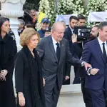 Le Reina Sofía y el Rey Juan Carlos I en el funeral de Constantino de Grecia, junto a varios de sus nietos
