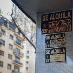 Carteles de 'Se alquila' pegados en un portal, a 28 de diciembre de 2022, en Madrid