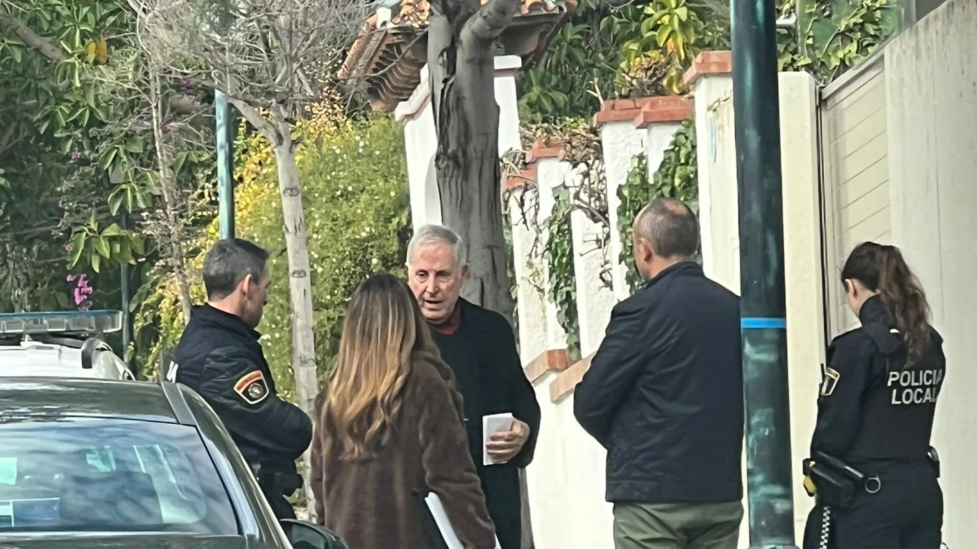 El exedil Jurado conversa con los agentes y la comisión judicial a las puertas de la vivienda