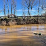 Los buzos de la Guardia Civil proceden a la extracción del cadáver del río Valdavia