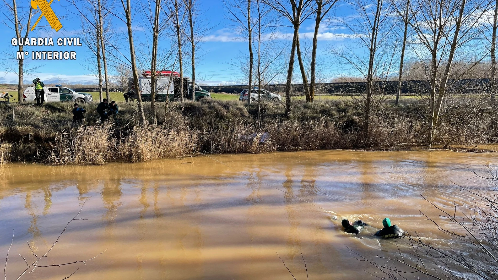 Los buzos de la Guardia Civil proceden a la extracción del cadáver del río Valdavia